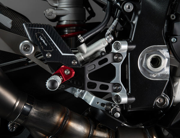LighTech FTRBM007R R rearsets for BMW M1000RR K66, red anodised brackets with carbon heelguards