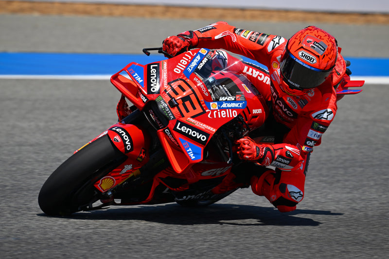 Marc Márquez racing in the Shoei X-SPR PRO M.Marquez93 TC-1 — Quelle: shoei-europe.com