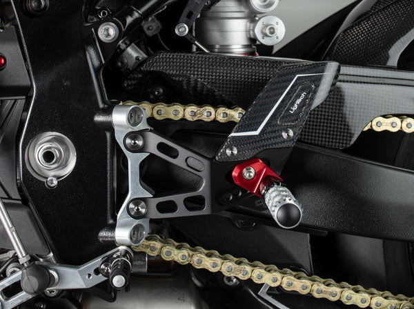 LighTech FTRBM007R R rearsets for BMW M1000RR K66, red anodised brackets with carbon heelguards